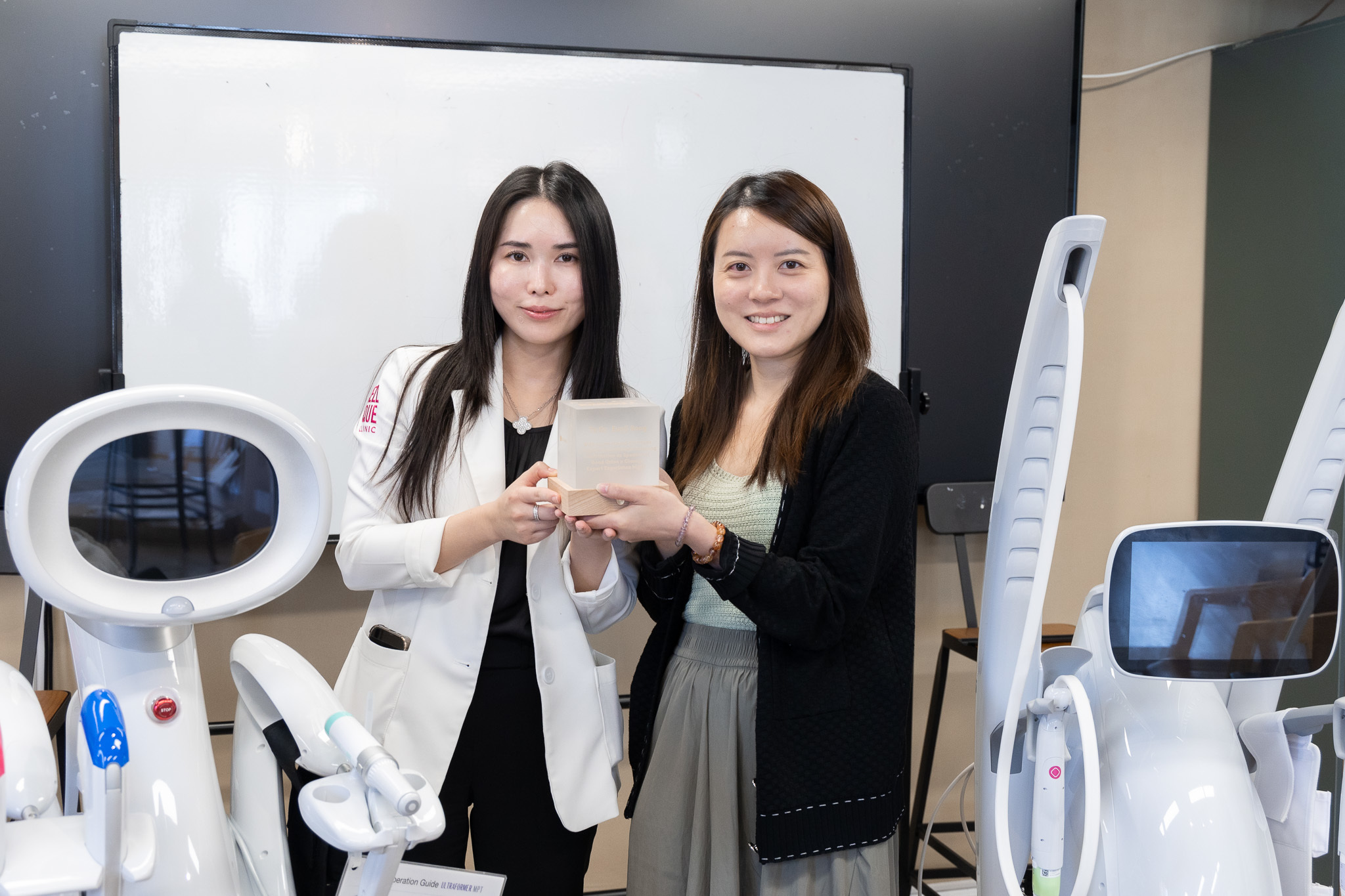 頒發紀念狀，感謝講師與合作單位。