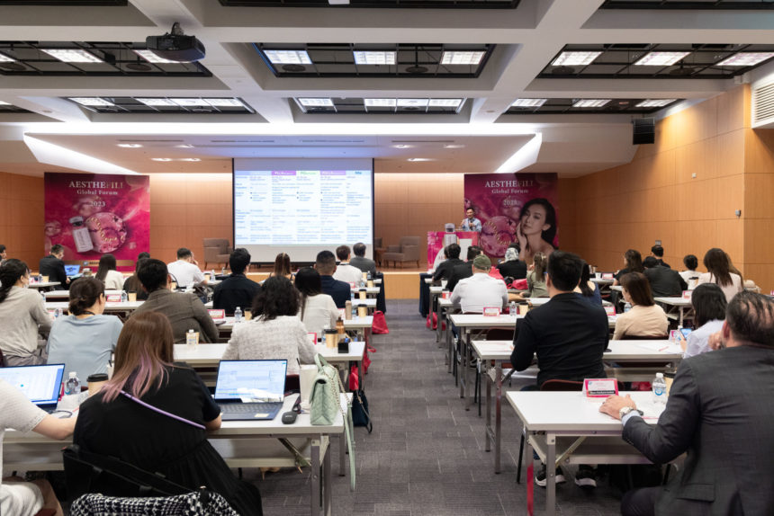 所有醫生都聚精會神聽有關Aesthefill的最新治療新方案